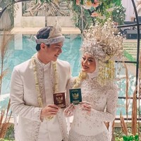 Rey Mbayang dan Dinda Hauw menikah pada Juli 2020. Keduanya menggelar resepsi dengan adat Palembang. Foto: dok. Instagram