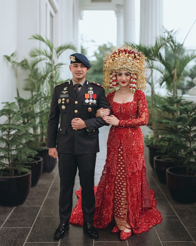 Febby Rastanty baru saja menikah pada 9 November 2024 menggunakan adat Palembang. Ia menikah dengan Drajad Djumantara, yang diketahui seorang polisi berpangkat Inspektur Polisi Satu (Iptu). Foto: Dok. Instagram