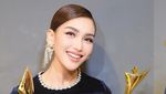 Potret Ayu Ting Ting Bikin Pangling, Mata Berbinar Terima Penghargaan Dangdut