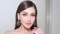 Mata Ayu Ting Ting berbinar karena memeroleh tiga piala. Foto: Instagram Ayu Ting Ting