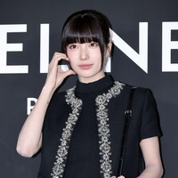 Bae Suzy tampil mempesona dengan riasan minimalis yang fokus pada kulit flawless dan sedikit rona pink pada bibir. Rambutnya ditata dengan poni dan diikat rapi, memperkuat kesan klasik dan chic. Foto: WireImage/Han Myung-Gu