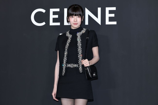 Potongan gaun yang sederhana dan tailored tampak rapi dan elegan. Siluet ini memancarkan gaya Parisian chic yang khas. Foto: WireImage/Han Myung-Gu