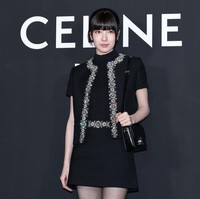 Potongan gaun yang sederhana dan tailored tampak rapi dan elegan. Siluet ini memancarkan gaya Parisian chic yang khas. Foto: WireImage/Han Myung-Gu