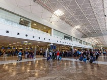 Antre Paspor Panjang, Taksi Monopoli, Layanan Bandara Dikecam