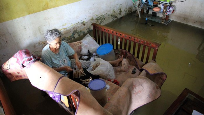 Banjir di Medan Belum Surut, Ribuan Rumah Terdampak Warga mendorong motornya saat melintasi banjir yang belum surut di Kecamatan Medan Labuhan, Medan, Sumatera Utara, Sabtu (30/11/2024). Badan Penanggulangan Bencana Daerah (BPBD) Kota Medan mencatat sebanyak 7.699 rumah atau 8.751 kepala keluarga terdampak banjir akibat luapan sungai pada Rabu (27/11) yang disebabkan curah hujan tinggi. ANTARA FOTO/ Yudi Manar/nym.
