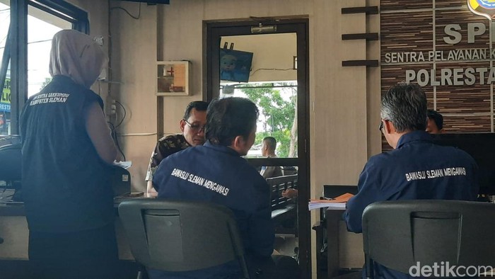Bawaslu Sleman melaporkan kasus dugaan politik uang di Minggir ke polisi, Sabtu (30/11/2024).