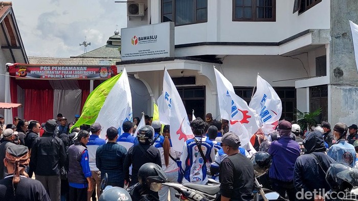 Buruh melakukan unjuk rasa di depan Kantor Bawaslu Kabupaten Bandung Barat, Sabtu (30/11/2024).