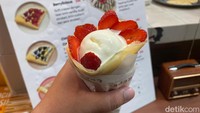 Berrylicious Softcrepes menjadi andalan dari Crepella. Adonannya benar-benar dibuat tipis dan lembut sekali. Foto: detikFood/Yenny Mustika Sari