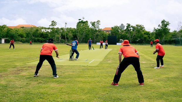 Indonesia, yang diwakili oleh Garuda Gentelman, berhasil mengalahkan diaspora India. Pertandingan cricket ini dalam rangka mempererat hubungan diplomatik.Pertandingan bertaju Spice and Sand Cup 2024 ini berlangsung di Lapangan Cricket Udayana, Bali, Sabtu (30/11/2024). Indonesia dan India merayakan 75 tahun hubungan diplomatiknya dengan olahraga cricket.