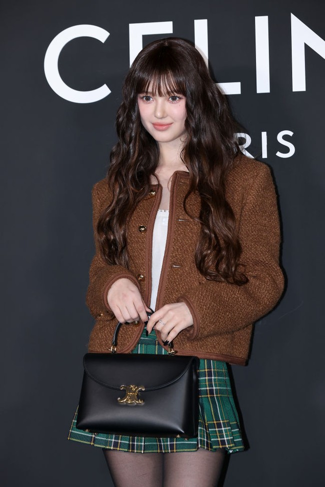 Rok mini motif tartan hijau memberikan vibe preppy khas gaya anak sekolah. Meskipun vintage, penampilan ini menonjolkan kesan muda dan olayful. Foto: WireImage/Han Myung-Gu