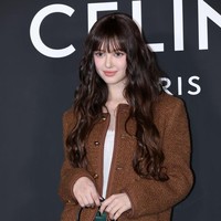 Rok mini motif tartan hijau memberikan vibe preppy khas gaya anak sekolah. Meskipun vintage, penampilan ini menonjolkan kesan muda dan olayful. Foto: WireImage/Han Myung-Gu