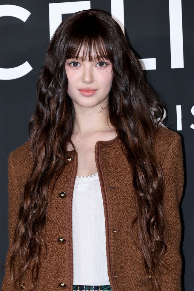 Danielle tampil dengan rambut panajng bergelombang dan poni yang memberi kesan feminin sekaligus natural. Wajah blasteran gadis 19 tahun ini dipulas makeup tipis bernuansa nude. Foto: WireImage/Han Myung-Gu