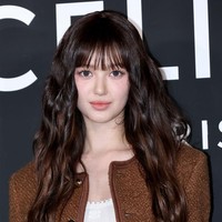 Danielle tampil dengan rambut panajng bergelombang dan poni yang memberi kesan feminin sekaligus natural. Wajah blasteran gadis 19 tahun ini dipulas makeup tipis bernuansa nude. Foto: WireImage/Han Myung-Gu
