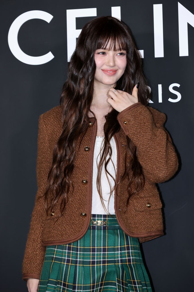 Danielle NewJeans membawa estetika ‘Celine Girl’ yang minimalis, preppy, dan modern. Dia mengenakan atasan kemeja putih dan jaket cokelat dengan sedikit aksen edgy-rebellious.  Foto: WireImage/Han Myung-Gu