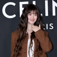 Danielle NewJeans membawa estetika ‘Celine Girl’ yang minimalis, preppy, dan modern. Dia mengenakan atasan kemeja putih dan jaket cokelat dengan sedikit aksen edgy-rebellious.  Foto: WireImage/Han Myung-Gu