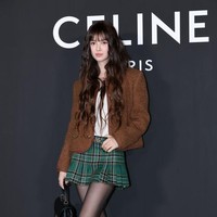 Stoking hitam tipis menambah sentuhan elegan dan rapi, sementara chunky boots hitam dengan sol tebal menambah elemen edgy dan modern. Tas hitam minimalis melengkapi gaya busananya dengan kesan chic. Foto: WireImage/Han Myung-Gu