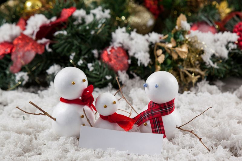 Ide dekorasi Natal 2024 terbaru yang unik, sederhana, hingga modern dengan boneka manusia salju