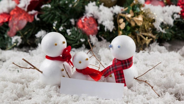 Ide dekorasi Natal 2024 terbaru yang unik, sederhana, hingga modern dengan boneka manusia salju