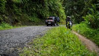 Kerusakan ini berdampak pada distribusi pertanian, sembako, serta angkutan umum yang memakan waktu lama. 