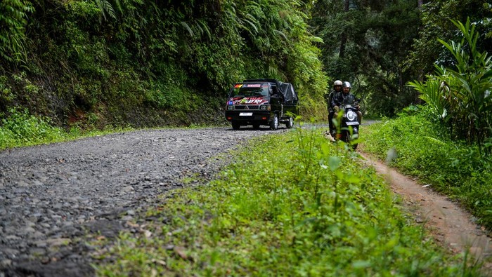 Pengendara sepeda motor melintasi jalan yang rusak di Cikadu, Kabupaten Cianjur, Jawa Barat, Sabtu (30/11/2024). Warga mengeluhkan kondisi jalan penghubung dari Rancabali, Kabupaten Bandung menuju Sindangbarang, Kabupaten Cianjur yang tak kunjung di perbaiki sejak 2007 karena berdampak pada distribusi pertanian, sembako, serta angkutan umum yang memakan waktu lama. ANTARA FOTO/Raisan Al Farisi/nz