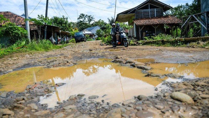 Duh, Belasan Tahun Jalan Rusak di Cianjur Tak Kunjung Diperbaiki Pengendara sepeda motor melintasi jalan yang rusak di Cikadu, Kabupaten Cianjur, Jawa Barat, Sabtu (30/11/2024). Warga mengeluhkan kondisi jalan penghubung dari Rancabali, Kabupaten Bandung menuju Sindangbarang, Kabupaten Cianjur yang tak kunjung di perbaiki sejak 2007 karena berdampak pada distribusi pertanian, sembako, serta angkutan umum yang memakan waktu lama. ANTARA FOTO/Raisan Al Farisi/nz