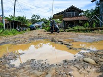 Duh, Belasan Tahun Jalan Rusak di Cianjur Tak Kunjung Diperbaiki