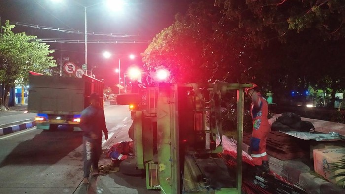 Evakuasi truk terguling di Surabaya