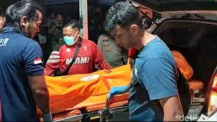 Petugas mengevakuasi mayat bos ayam geprek di Batang.