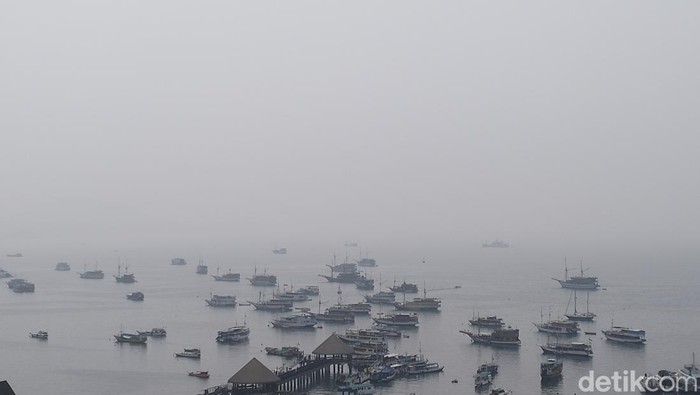Fenomena Haze atau udara kabur di perairan Labuan Bajo, Manggarai Barat, NTT, Jumat (29/11/2024) (Ambrosius Ardin)