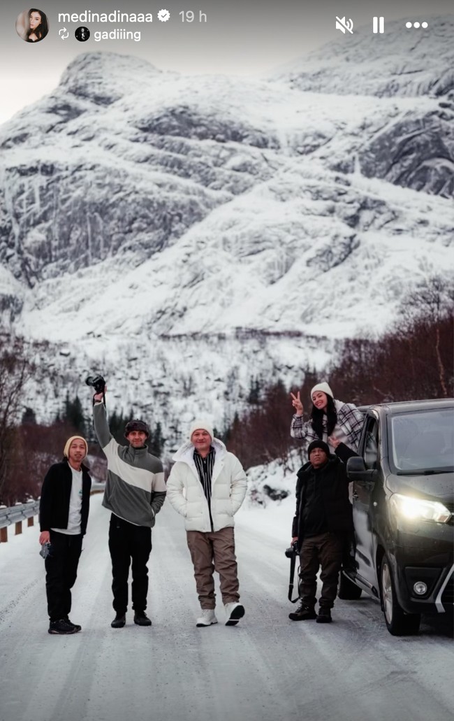 Tak hanya berdua, Gading dan Medina juga tampak bersama beberapa rekan-rekan mereka. Jarang memamerkan kebersamaan, foto-foto Gading dan Medina berlibur bersama langsung curi atensi. Foto: Instagram/@medinadinaaa/@gadiiing