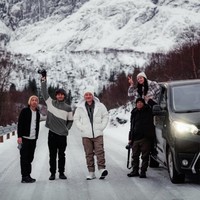 Tak hanya berdua, Gading dan Medina juga tampak bersama beberapa rekan-rekan mereka. Jarang memamerkan kebersamaan, foto-foto Gading dan Medina berlibur bersama langsung curi atensi. Foto: Instagram/@medinadinaaa/@gadiiing
