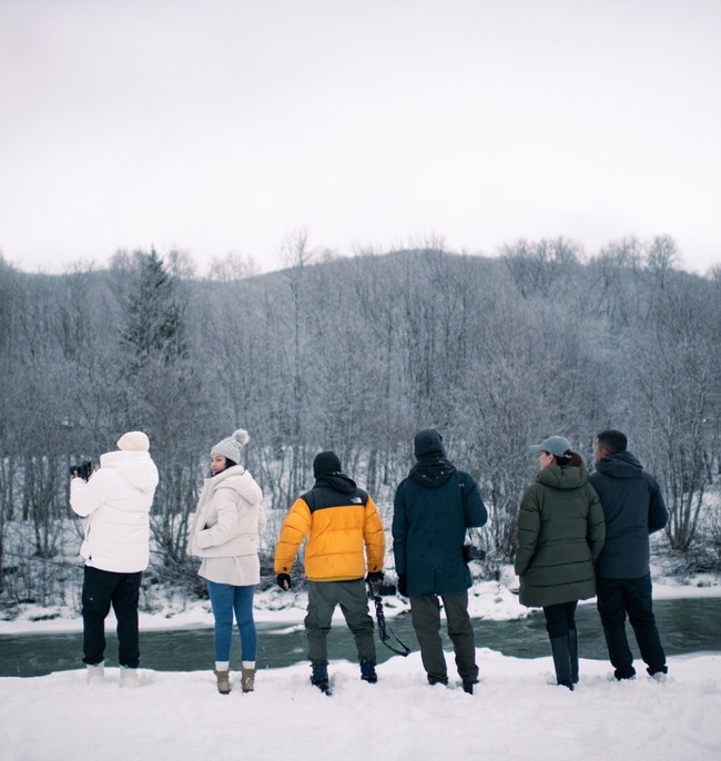 Berpose membelakangi kamera, Medina tampak berdiri di sebelah Gading. Meski tak pernah mengumumkan secara langsung hubungan mereka, namun ayah Gading, Roy, pernah mengungkapkan jika Medina ialah satu-satunya wanita yang pernah diperkenalkan Gading setelah resmi bercerai. Foto: Instagram/@medinadinaaa/@gadiiing