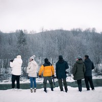 Berpose membelakangi kamera, Medina tampak berdiri di sebelah Gading. Meski tak pernah mengumumkan secara langsung hubungan mereka, namun ayah Gading, Roy, pernah mengungkapkan jika Medina ialah satu-satunya wanita yang pernah diperkenalkan Gading setelah resmi bercerai. Foto: Instagram/@medinadinaaa/@gadiiing