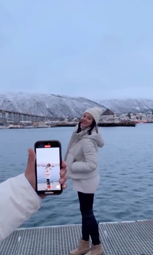 Di salah satu unggahan Medina terlihat dirinya yang berpose bersama tangan seseorang yang sedang memegang ponsel seolah sedang memotretnya. Diduga tangan tersebut ialah milik Gading, melihat warna jaket yang sama dengan yang dikenakan Gading. Foto: Instagram/@medinadinaaa/@gadiiing