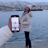 Di salah satu unggahan Medina terlihat dirinya yang berpose bersama tangan seseorang yang sedang memegang ponsel seolah sedang memotretnya. Diduga tangan tersebut ialah milik Gading, melihat warna jaket yang sama dengan yang dikenakan Gading. Foto: Instagram/@medinadinaaa/@gadiiing