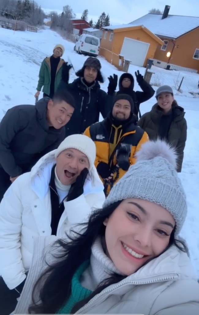 Berpose bersama, terlihat Gading dan Medina yang kompak mengenakan pakaian berwarna terang, sementara rekan-rekan mereka mengenakan busana berwarna gelap. Foto: Instagram/@medinadinaaa/@gadiiing