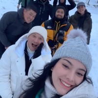 Berpose bersama, terlihat Gading dan Medina yang kompak mengenakan pakaian berwarna terang, sementara rekan-rekan mereka mengenakan busana berwarna gelap. Foto: Instagram/@medinadinaaa/@gadiiing