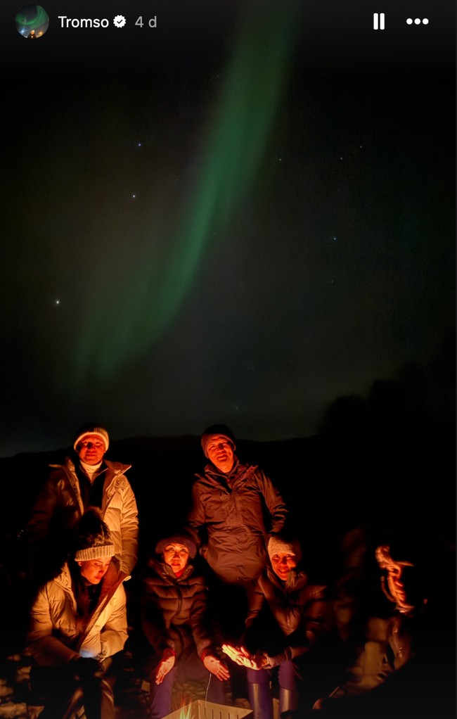 Gading dan Medina juga menikmati keindahan aurora bersama-sama. Meski haruss menahan dinginnya udara di sana, namun Gading, Medina, dan para sahabatnya tampak gembira. Foto: Instagram/@medinadinaaa/@gadiiing