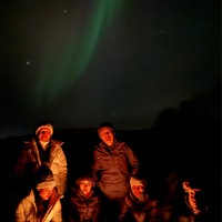 Gading dan Medina juga menikmati keindahan aurora bersama-sama. Meski haruss menahan dinginnya udara di sana, namun Gading, Medina, dan para sahabatnya tampak gembira. Foto: Instagram/@medinadinaaa/@gadiiing