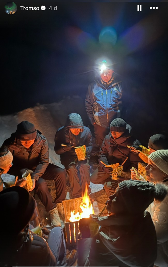 Momen liburan Gading dan Medina tampak begitu mengasyikkan. Keduanya bersama para sahabat mereka juga menghangatkan diri bersama dengan membuat api unggun sambil menikmati mie instan. Foto: Instagram/@medinadinaaa/@gadiiing