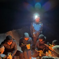 Momen liburan Gading dan Medina tampak begitu mengasyikkan. Keduanya bersama para sahabat mereka juga menghangatkan diri bersama dengan membuat api unggun sambil menikmati mie instan. Foto: Instagram/@medinadinaaa/@gadiiing