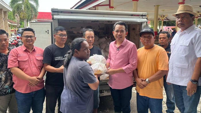 Gus Fawait kunjung korban banjir Jember