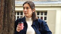 Hannah merupakan coffee junkie yang tak bisa lepas dari kopi. Hampir setiap hari dirinya membutuhkan asupan kafein untuk membuat otaknya tetep fokus. Foto: Instagram/hannahalrashid