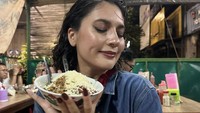Di tengah-tengah kesibukan syuting, ia senang mampir ke warung makan. Makanan favorit yang paling sering dipesan Hannah ialah mie instan dengan topping keju parut. Foto: Instagram/hannahalrashid