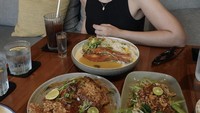 Walaupun memiliki darah campuran Inggris, lidah Hannah Al Rashid begitu melokal. Makan di restoran sekalipun, ia pesan hidangan Indonesia. Foto: Instagram/hannahalrashid