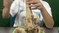 Keseruannya berburu makanan khas Indonesia yang unik-unik dilakukannya. Termasuk menyantap sop sumsum tulang sapi berukuran jumbo. Foto: Instagram/hannahalrashid