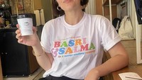 Setiap pagi Hannah Al Rashid tak bisa lepas dari kopi. Tak masalah kopi dari kedai mana pun, selagi dapat membuatnya lebih bertenaga akan diseruput hingga habis. Foto: Instagram/hannahalrashid