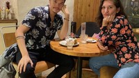 Istri dari Nino Fernandez ini juga sosok yang ramah. Bertemu dengan teman terdekatnya sambil hangout di kafe sering ia lakukan. Foto: Instagram/hannahalrashid