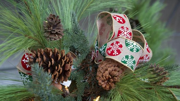 Ide Dekorasi Natal 2024 Terbaru yang Unik, Sederhana, hingga Modern dengan Buah Pinus