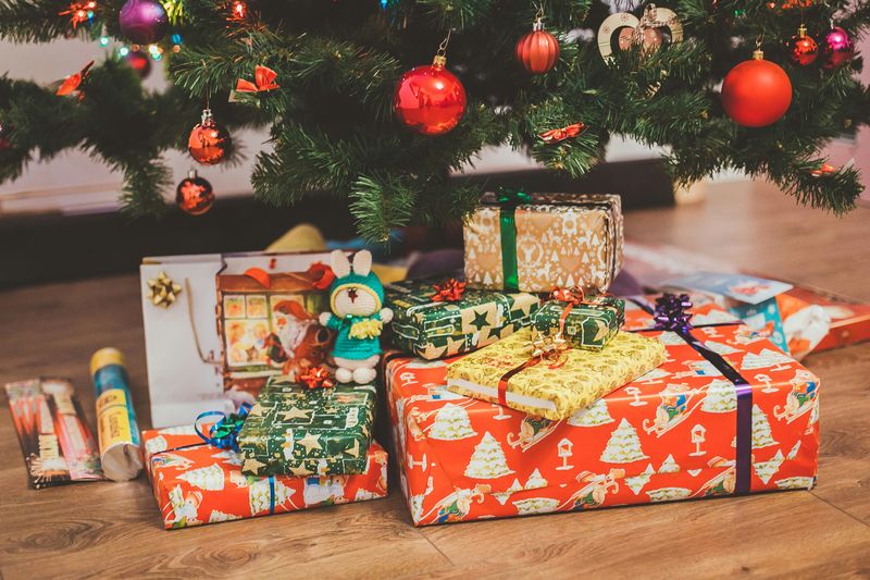 Ide Dekorasi Natal 2024 Terbaru yang Unik, Sederhana, hingga Modern dengan kotak hadiah